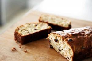 Apple Quick Bread With Mince Recipe | This simple and quick apple bread is spiced with Christmas mince and easy to make.