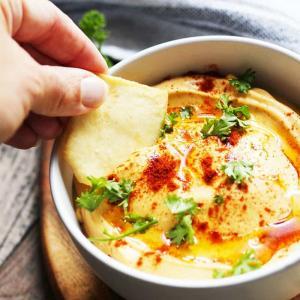 How to make a simple, tasty Hummus. Super easy and healthy too! I lOVE this recipe:) FusionCraftiness.com