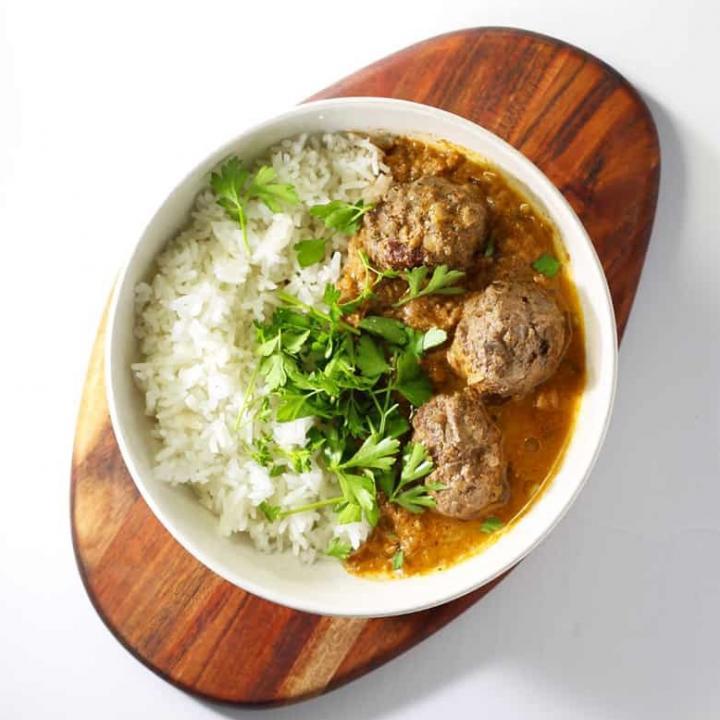 Kashmiri Elk Curry, also known as Rogan Josh is a rich, spicy but not hot curry from North India. This version is made from elk for all the hunters out there that need a good recipe. Impress your friends with this easy recipe and make this tonight!