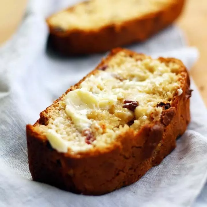 Apple Quick Bread With Mince Recipe | This simple and quick apple bread is spiced with Christmas mince and easy to make.