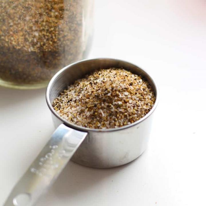Dry rub in a measuring cup.