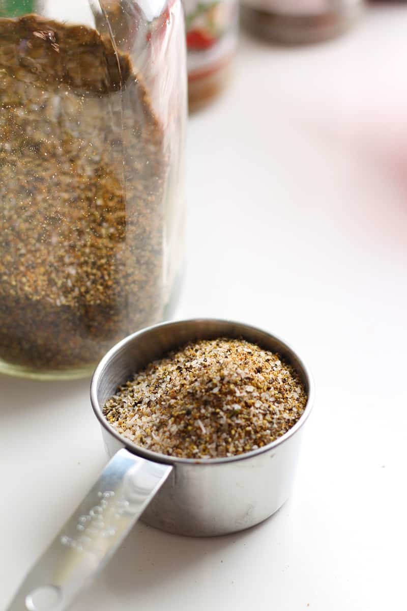 Dry rub in a measuring cup.