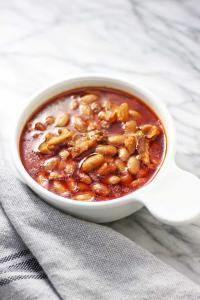 A bowl of cooked mayocoba beans.